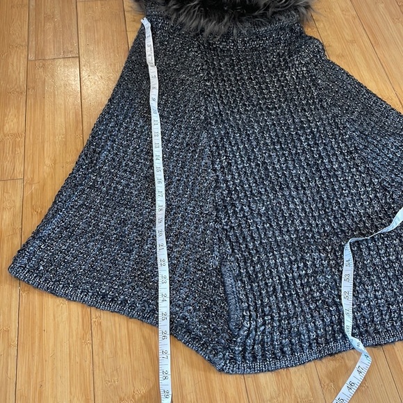 Roffe Accessories Faux fur Collar Sweater Poncho - Picture 12 of 12